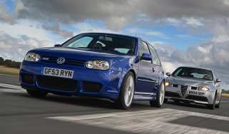 Volkswagen Golf R32 vs Alfa Romeo 147 GTA - front 3/4